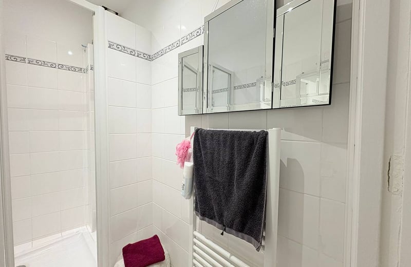 Rent of a 2-room apartment with a balcony and tower view, 48 m², Paris, France